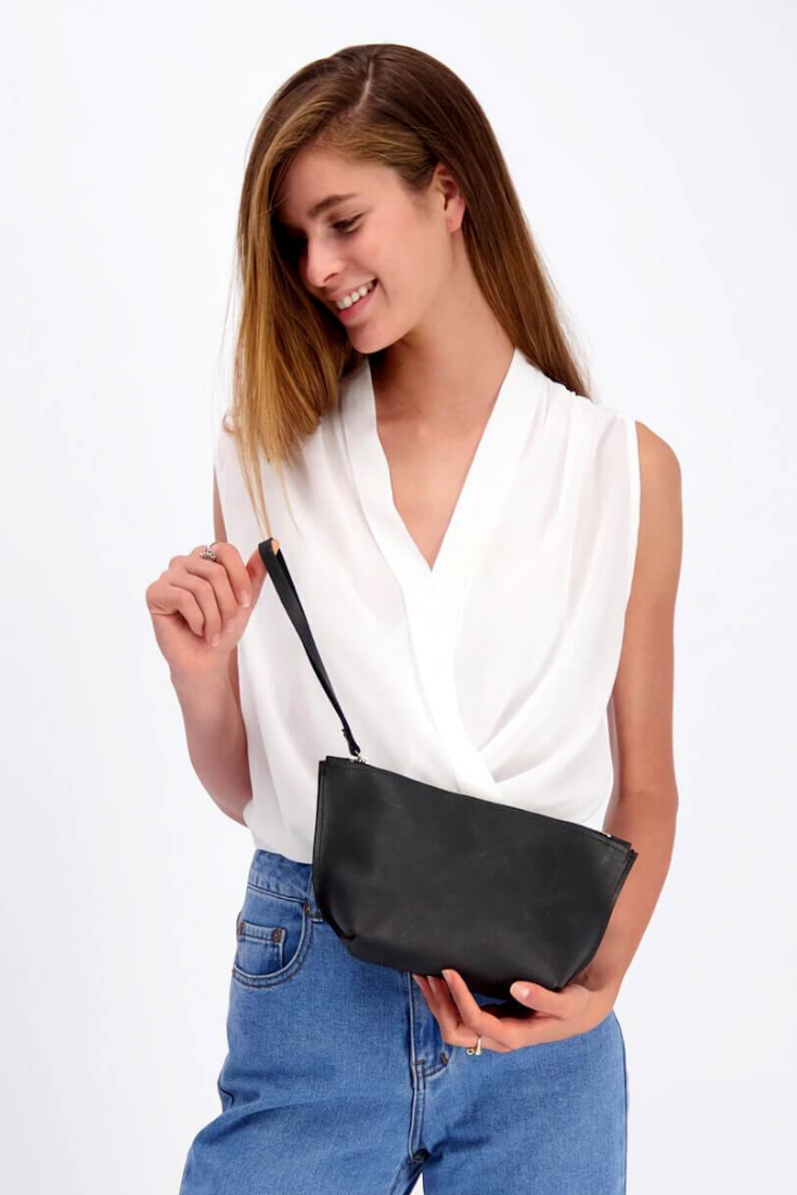 ▼Black Purse Clutch The Black Purse Clutch is an essential accessory for any fashionable woman. Whether you're going out or just want to look good while doing errands, our black purse clutch will be your go-to bag!It features the perfect mix of style and comfort so that it can serve as both a daytime work purse, and night out clutch. Its sleek shape is designed specifically to hold everything in place.This stylish, lightweight purse is the perfect size for your small belongings. You can carry sm Makeup Purse, Leather Makeup Bag, Special Girl, Special Friend, Work Purse, Black Clutch Bags, Practical Bag, Evening Handbag