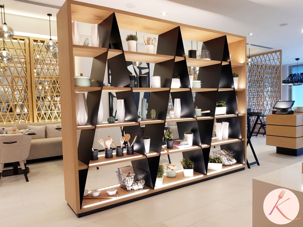 Hôtel Al Bandar Dubaï Creek - Hôtel de luxe à Dubaï - Bon plan Plan Hotel, Dubai, Etagere Design, Bons Plans, Shelving, Decoration Design, Vases, Creek, Home Decor