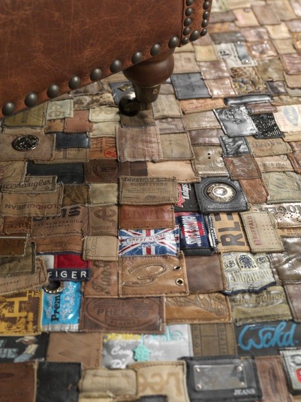 From Jeans Label to Carpet in accessories with Recycled jeans carpet Recycling, Upcycle Recycle, Repurpose Jeans, Upcycling Jeans, Denim Projects, Denim Crafts, Denim Ideas, Fabric Labels, Leather Label