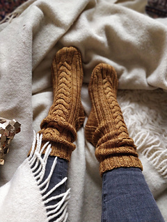The Hygge Season Socks are knitted from the cuff downwards towards the toes. The socks are started with an optional Tubular Cast On which is easier than it sounds and explained in detail in the instructions. The Tubular Cast On provides a beautiful and stretch edge that looks like the stitches roll over the edge to the other side of the sock. Sock Patterns, Stitch Patterns, Knitting Patterns, Outfits Otoño, Knitting Socks, Hand Knitting, Knit Socks, Cozy Socks, Fall Socks