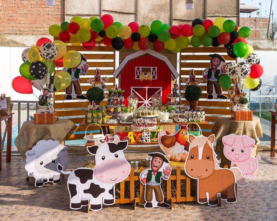 LA GRANJA DE ZENON para el primer añito de Mathias. Jugamos con una paleta de colores en rojo, verde loro, verde limón, amarillo, y de base el color blanco y madera agregando algunos toques de negro para resaltar. Pusimos pacas de verdad (adoquines de paja) un cerco, figuras de animalitos y protagonistas principales a Zenon y a Bartolito. Informes CHISPA MÁGICA al Whats App 998559421 #ShowInfantil #Fiesta #LaGranjaDeZenon #Decoración #LaGranjita #CandyBar #DecoraciónTemáticaLaGranja #LaGranja Cow Birthday Parties, Farm Theme Birthday, Farm Animal Birthday, 3rd Birthday, Christmas Crafts For Toddlers, Paw Patrol Party, Cowboy Party, Farm Party, 1st Birthdays