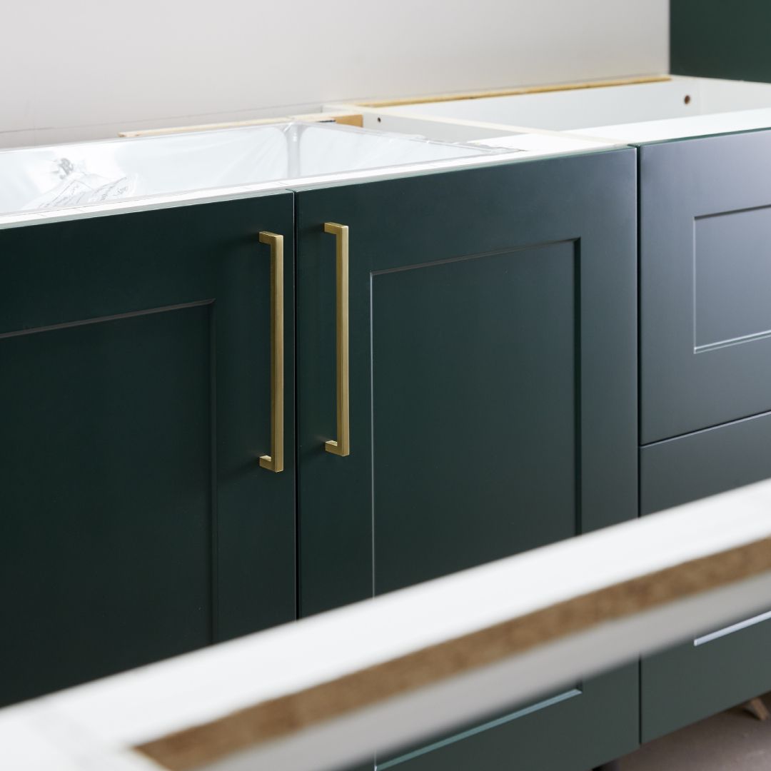We're green with envy 💚 @pingcoombes has chosen our Chelford Paintable range, customised by finishing in @farrowandball Studio Green, paired with our brushed brass handles. Kitchen Views, Kitchen Units, Kitchen Reno, New Kitchen, Kitchen Storage, Moulding Color, Larder Unit, Laminate Colours, Mdf Doors