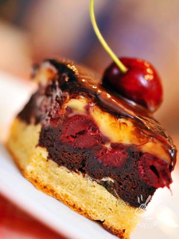 Cherry chocolate cake - La Torta di amarene al cioccolato è una soffice delizia...