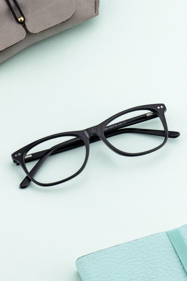 Give Your Everyday Look Some Panache With These Oval Frames The