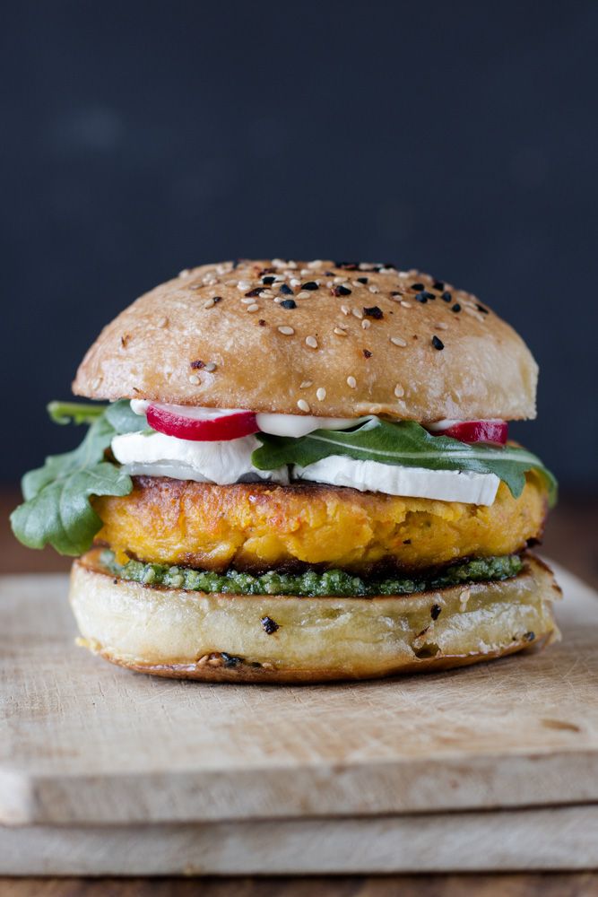 Vegetarischer Kürbis Burger mit Ziegenkäse und Rucola Pesto #vejetaryentarifleri