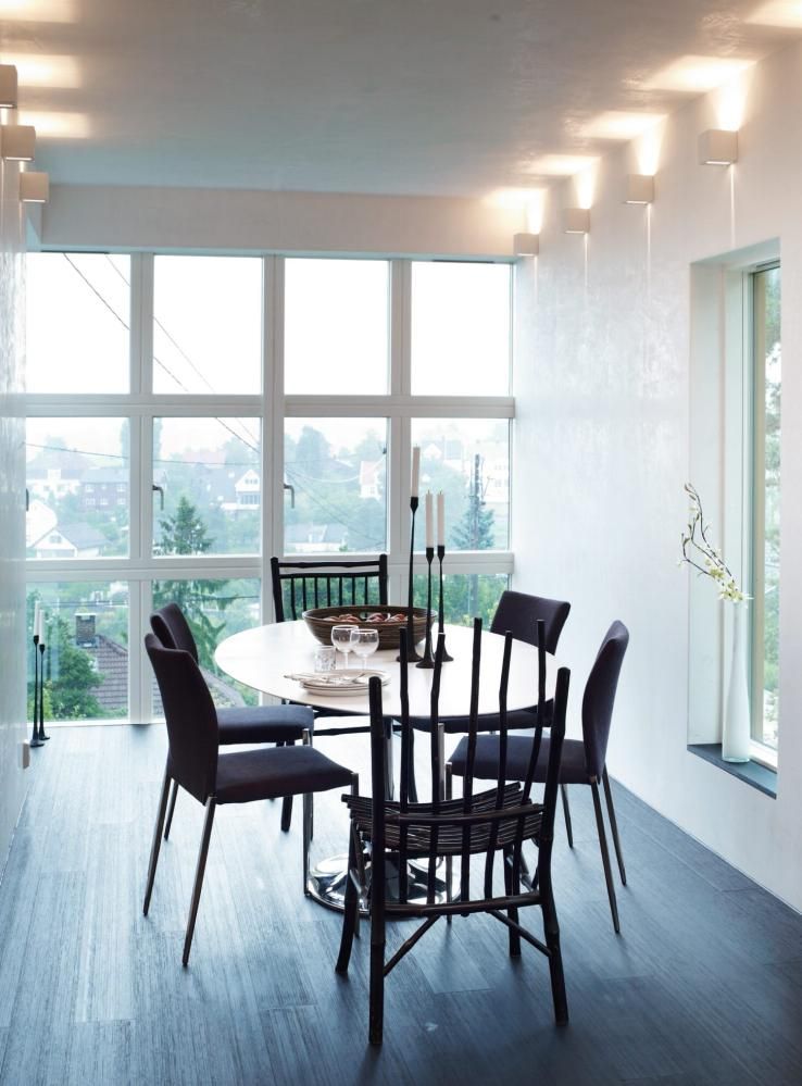 Glassveranda. spisestuen er plassert i glassverandaen. det mørke ... Spisestue danmark