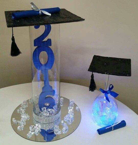 These graduation party centerpieces perfect for your high school graduation party. These are the best graduation party centerpieces to match your grad party's theme. #grad #party #graduation Outdoor Graduation Parties, Graduation Party Planning, College Graduation Parties, Graduation Party Decor, Grad Parties, Graduation Invitations, Graduation Table Centerpieces, Graduation Decorations, Grad Party Theme