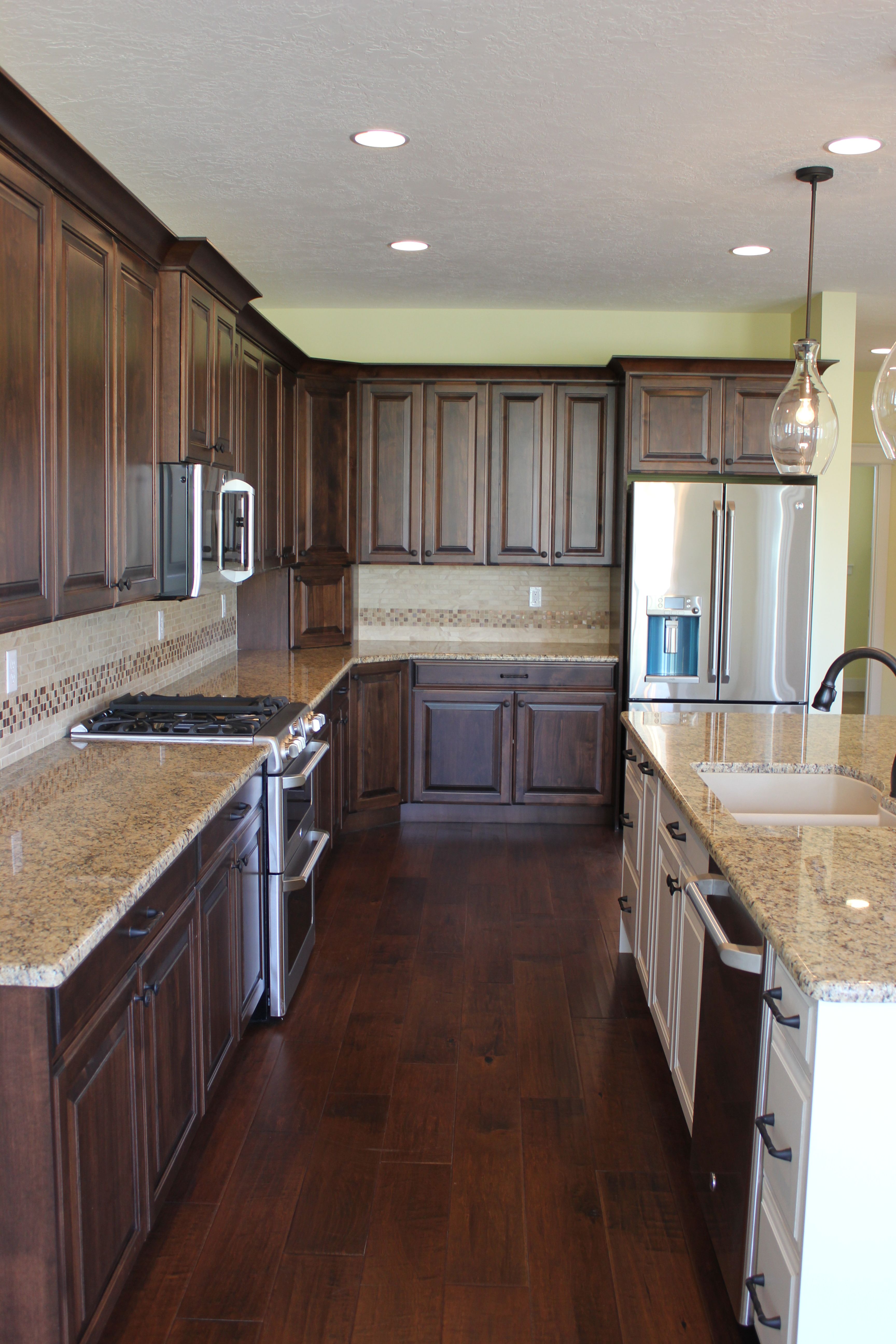 Dark brown perimeter cabinets with painted island and ... Dark brown perimeter cabinets with painted island and ... on Black Granite Countertops With Brown Cabinets
id=49724