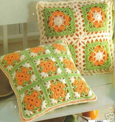 ÖRME MOTİFLERDEN KIRLENT MODELLERİ Crochet Table Runner Pattern, Crochet Pillow Pattern, Crochet Cushions, Crochet Square Patterns, Granny Squares Pattern, Cushion Pattern, Crochet Designs, Pillow Patterns, Giant Knit Blanket