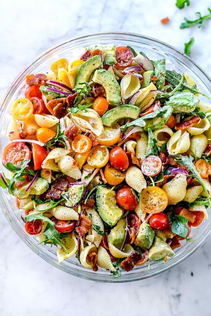 This easy, creamy BLT pasta salad recipe is made healthy with tomatoes, arugula,... - #arugu...