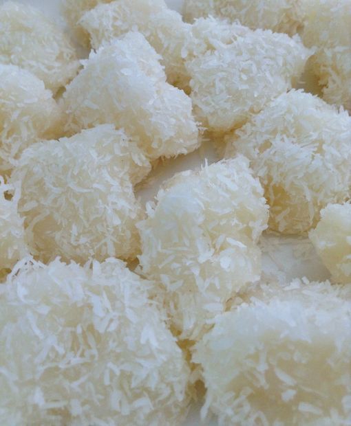 5 Minute Coconut Mochi Balls (using the microwave!) Hawaiian Desserts, Filipino Desserts, Hawaiian Food, Asian Desserts, Filipino Recipes, Chinese Desserts, Cuban Recipes, Filipino Food, Chinese Dessert Recipe