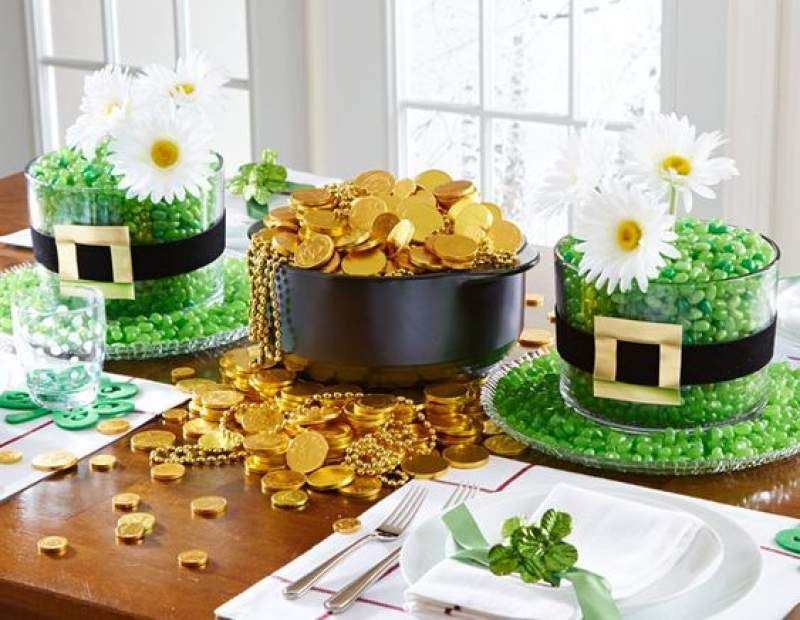 St. Patrick's day decorations #tablescapes #diy #diyhomedecor #crafts #stpatrick #stpatricksdaydecorations Fete Saint Patrick, Sant Patrick, St Patricks Day Essen, St Patricks Day Food, Leprechaun, St Patrick's Day Decorations, St Patrick's Day Crafts, Holiday Crafts, Holiday Fun