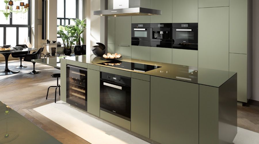 MIELE G 6000 AMBIANCE NOIR OBSIDIEN 01 Kitchen Design Trends, Kitchen Room Design, Modern Kitchen Design, Home Decor Kitchen, Kitchen Furniture, Home Kitchens, Miele Kitchen Design, Open Plan Kitchen Living Room, Kitchen Time