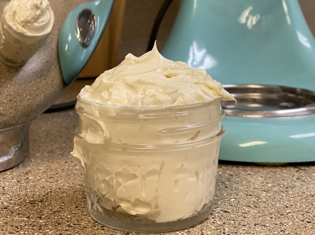 Homemade Whipped Body Butter (non-greasy!) • The Crunchy Ginger Homemade Body Lotion, Homemade Body Care, Homemade Body Butter, Healthy Homemade, Homemade Beauty, Homemade Gifts, Homemade Recipes, Best Body Butter, Whipped Body Butter