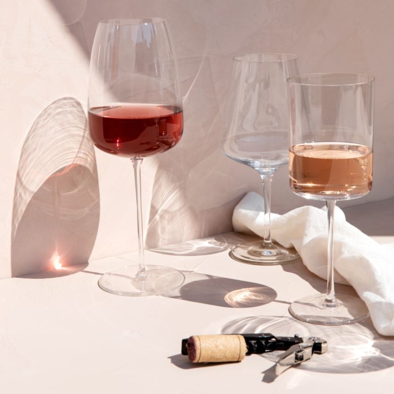 Cylindrical bowl with a flat base has a dramatic, contemporary look that lends an elegant edge to the enjoyment of red wine. Despite its leggy, delicate appearance, the glass is dishwasher-safe for ease of cleanup after toasts. For a unified presentation, pair with the other wine glasses in our exclusive Edge collection. Glass 15-oz. capacity Dishwasher-safe Made in Slovakia Square Wine Glasses, Types Of Wine Glasses, Fun Wine Glasses, Modern Wine Glasses, Colored Wine Glasses, Stemless Wine Glasses, Schott Zwiesel, Crate And Barrel, Plat Vegan
