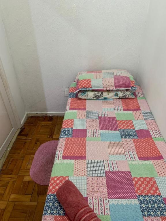Infinity Homes 148 - Apartamento completo na quadra da Praia de Copacabana, Río de Janeiro – Precios 2022 actualizados Quilts, Blanket, Bed, Home, Rio De Janeiro, You Complete Me, Stream Bed, Quilt Sets, Ad Home