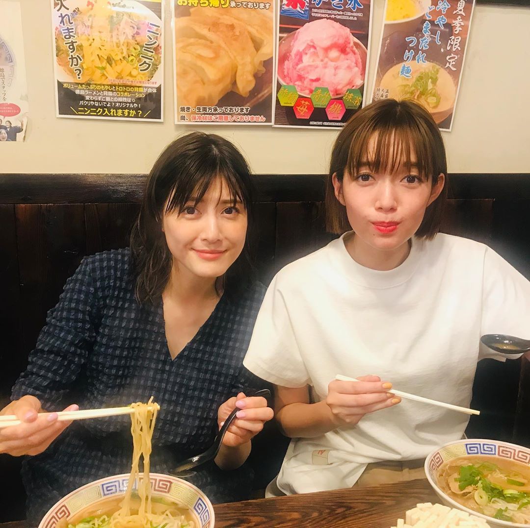 @MOREMagazine: MORE SMILEUP CHALLENGE28 . 皆様からのリクエストにお答えして再びこのコンビの登場です。何の指示もなくカメラを向けただけなのに、同じ表情